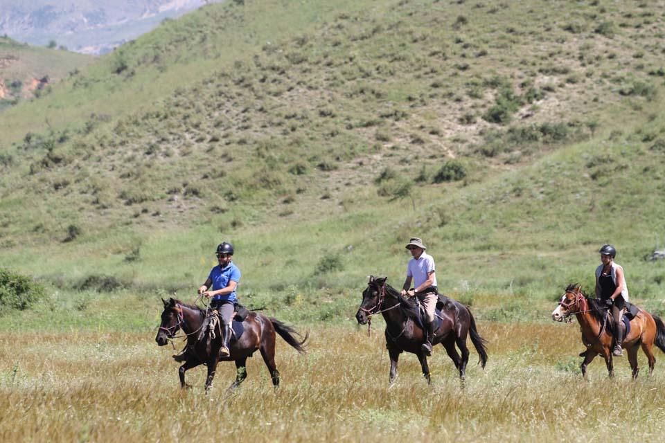 Following Zagoria Pathways - horseXperiences™ GO EQUESTRIAN