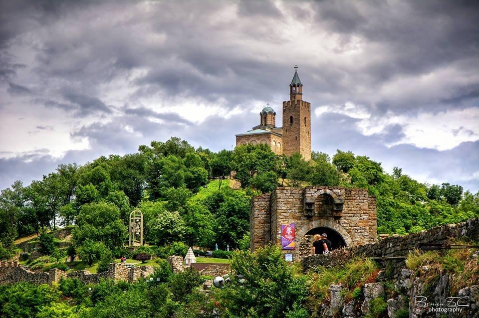 Magic Caves, Waterfalls & Castles - horseXperiences™ GO EQUESTRIAN