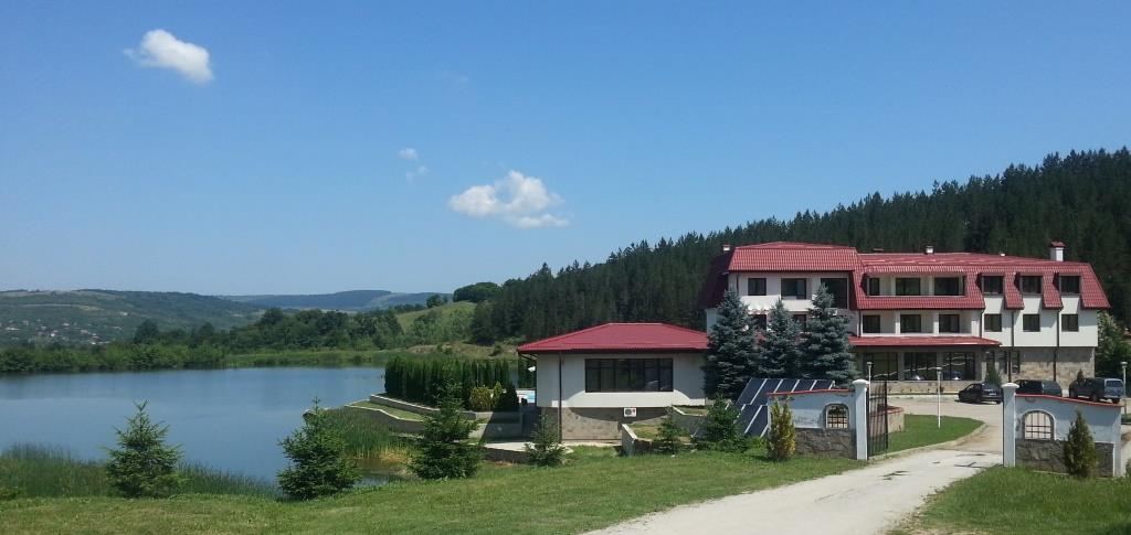 Magic Caves, Waterfalls & Castles - horseXperiences™ GO EQUESTRIAN