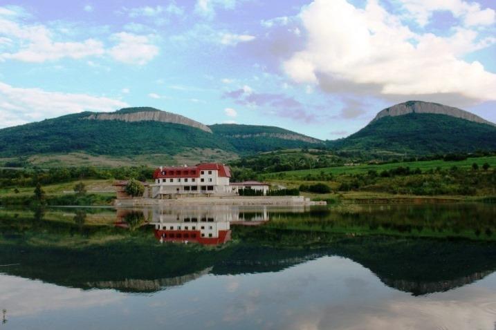 Magic Caves, Waterfalls & Castles - horseXperiences™ GO EQUESTRIAN