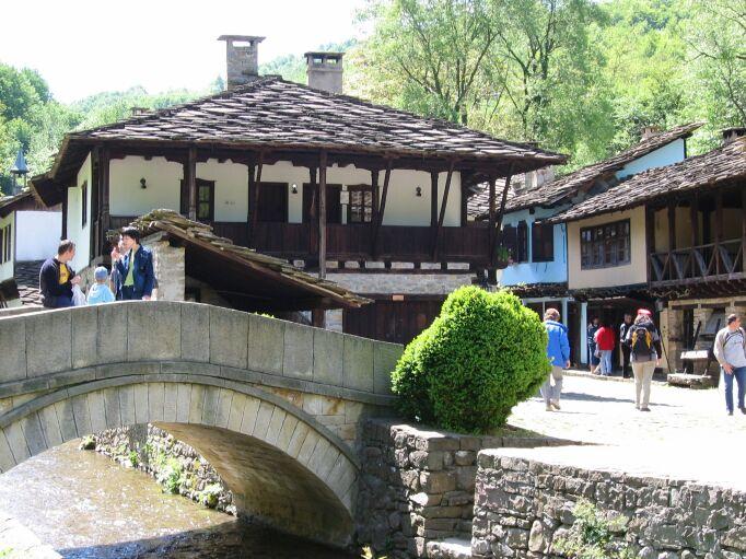 Magic Caves, Waterfalls & Castles - horseXperiences™ GO EQUESTRIAN