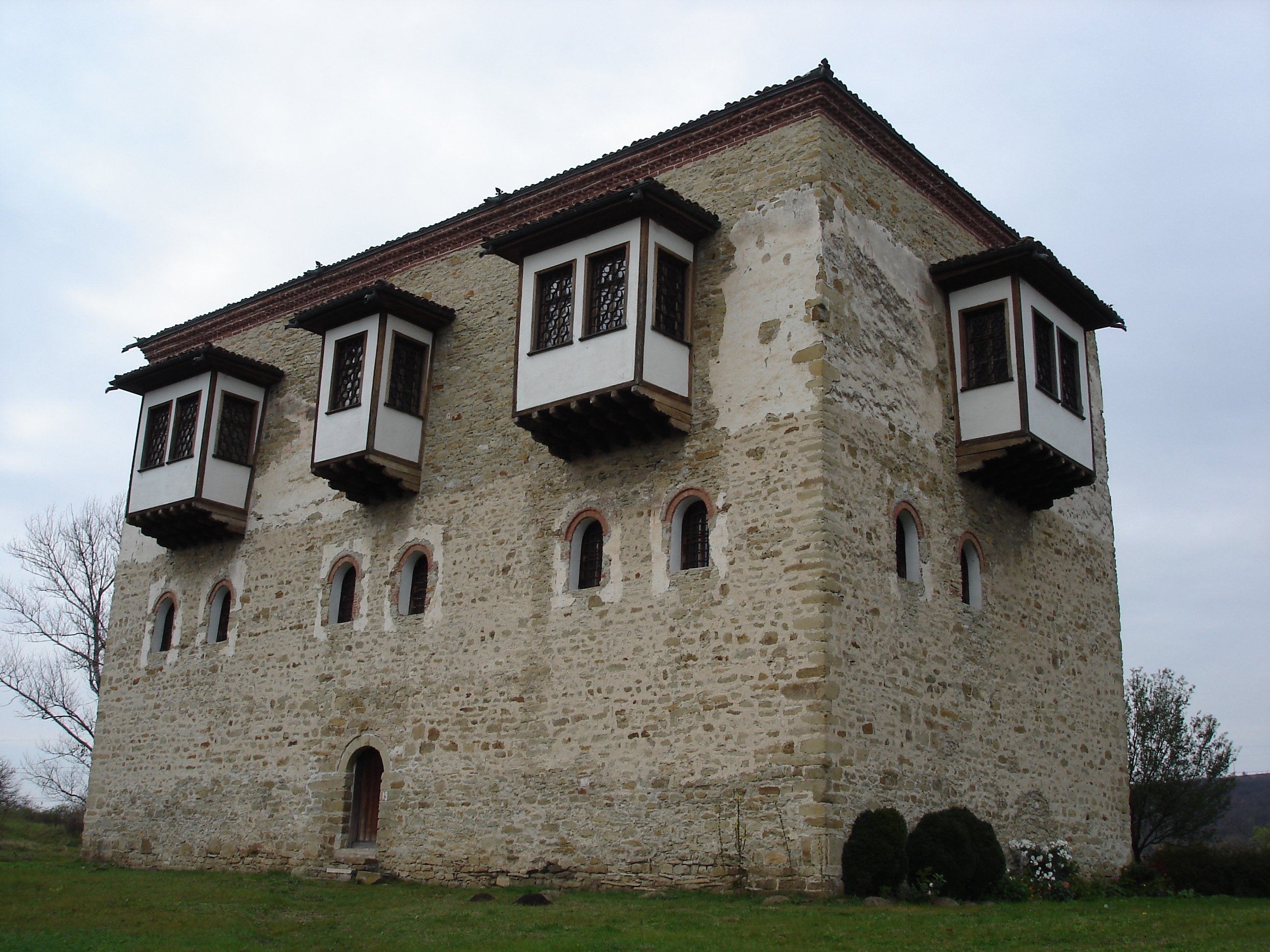 Magic Caves, Waterfalls & Castles - horseXperiences™ GO EQUESTRIAN